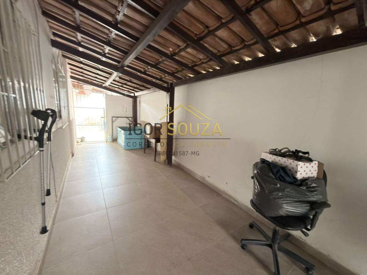  - Casa à venda em Governador Valadares, Sir, com 3 quartos